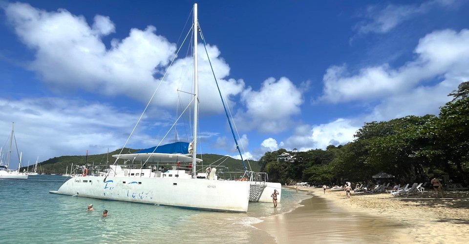 Mit dem Katamaran nach Bequia (Mittagessen inklusive)