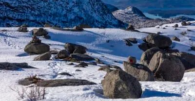 Schneeschuhwanderung durch die Berglandschaft