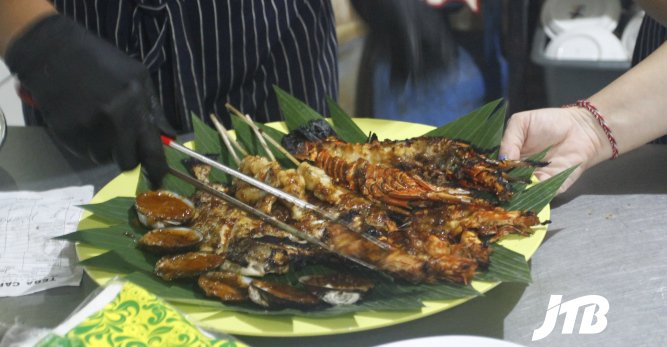 TOUR OPERATOR GATEWAY - Grilled Seafood Platter at Jimbaran Beach Restaurant in Bali