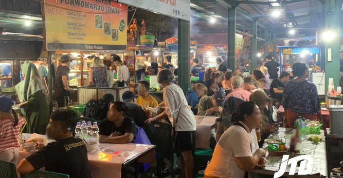 TOUR OPERATOR GATEWAY - Busy Dining Area at a Night Market in Bali with Crowds Enjoying Local Dishes