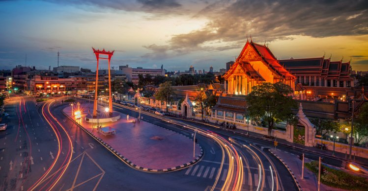 Bangkoks Khaosan Road und Wat Suthat am Abend 