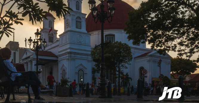 TOUR OPERATOR GATEWAY - Evening view of the Gereja Blenduk church illuminated against the night sky