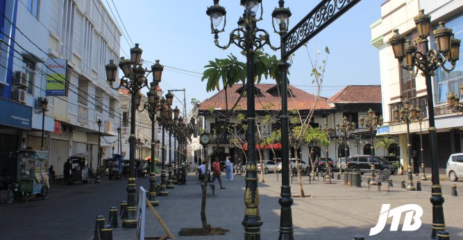 TOUR OPERATOR GATEWAY - Classic street lamps in the old town district of Semarang