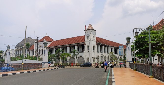 TOUR OPERATOR GATEWAY - The charming old colonial building on the Semarang city street