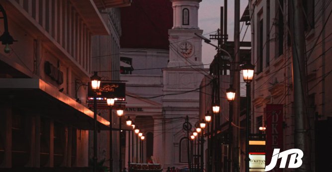 TOUR OPERATOR GATEWAY - The iconic Gereja Blenduk stands at the end of a charming street illuminated by warm streetlights.