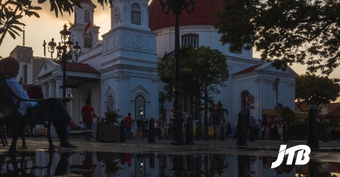 TOUR OPERATOR GATEWAY - A serene evening view of Gereja Blenduk in Semarang, beautifully reflected on a wet street.