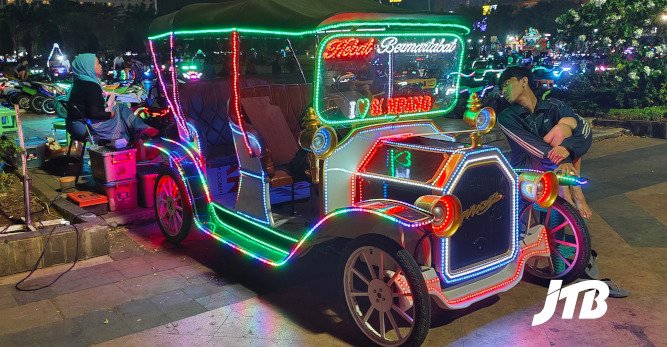 TOUR OPERATOR GATEWAY - A vintage-style illuminated car adds fun and nostalgia to the evening atmosphere