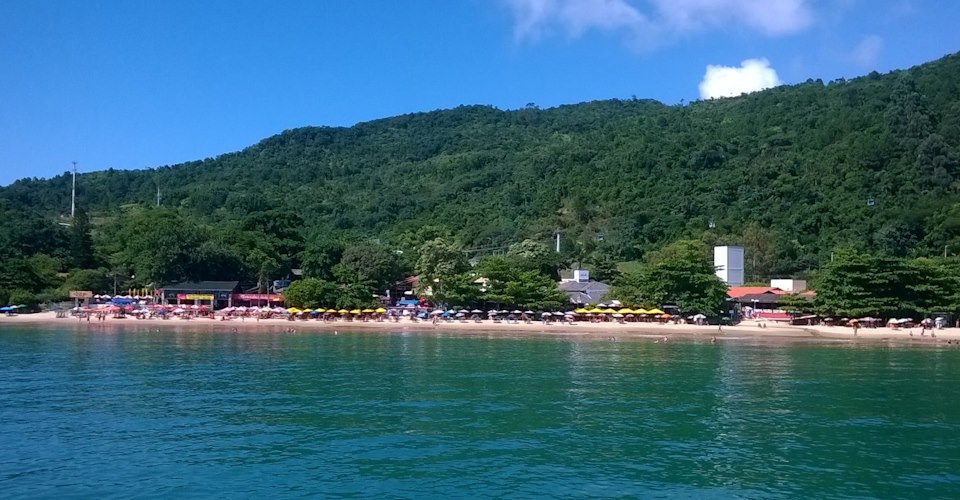 Mit dem Boot zum Strand von Laranjeiras