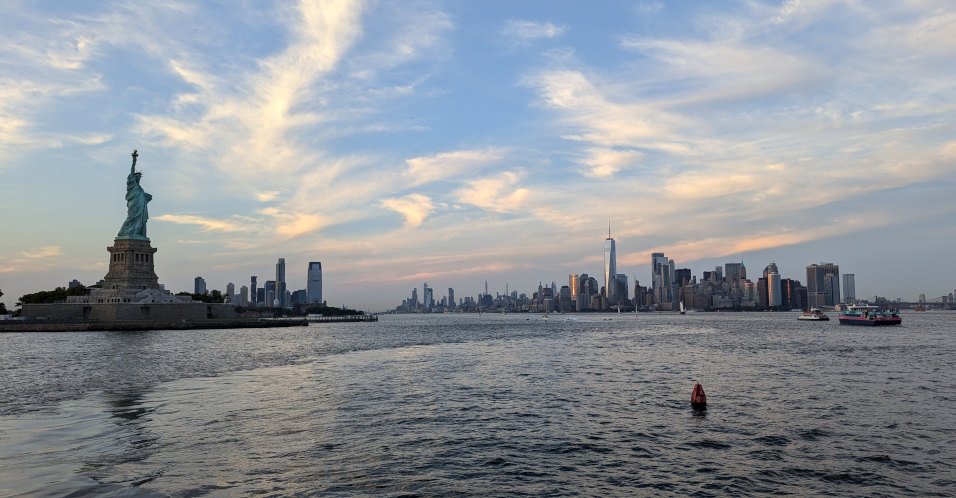 Bootsfahrt: Skyline von Manhattan und Freiheitsstatue