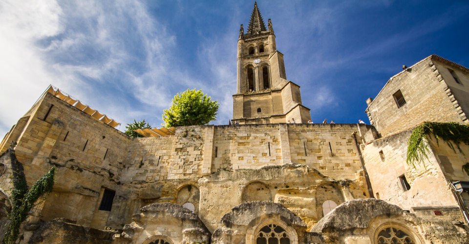 St Emilion: l'église monolithe surmontée du clocher