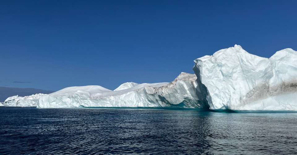 Mit kleinen Booten zu den Eisbergen
