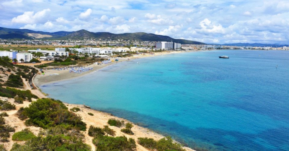 Ibizas Strände und Altstadt mit dem Katamaran