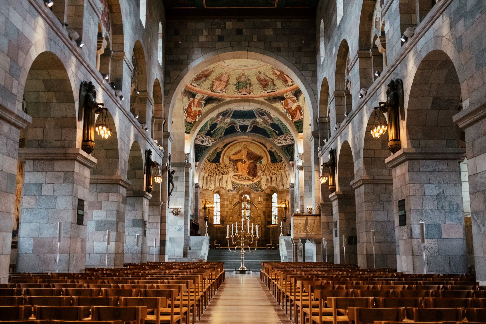 Viborg Domkirke står stærkt i bybilledet, og det gør den også i byens lange historie. https://www.visitviborg.dk/viborg/planlaeg-din-tur/viborg-domkirke-gdk601063Viborg Cathedral, with its two towers, is the symbol of the city. The church was founded in the 1100's but after several fires, the latest one in 1726, only the crypt remains from this period. The remainder of the cathedral has been rebuilt several times.https://www.visitviborg.com/viborg/plan-your-trip/viborg-cathedral-gdk601063