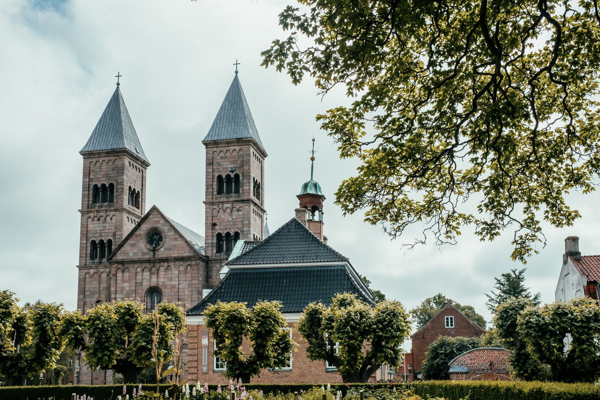Viborg Domkirke står stærkt i bybilledet, og det gør den også i byens lange historie. https://www.visitviborg.dk/viborg/planlaeg-din-tur/viborg-domkirke-gdk601063Viborg Cathedral, with its two towers, is the symbol of the city. The church was founded in the 1100's but after several fires, the latest one in 1726, only the crypt remains from this period. The remainder of the cathedral has been rebuilt several times.https://www.visitviborg.com/viborg/plan-your-trip/viborg-cathedral-gdk601063