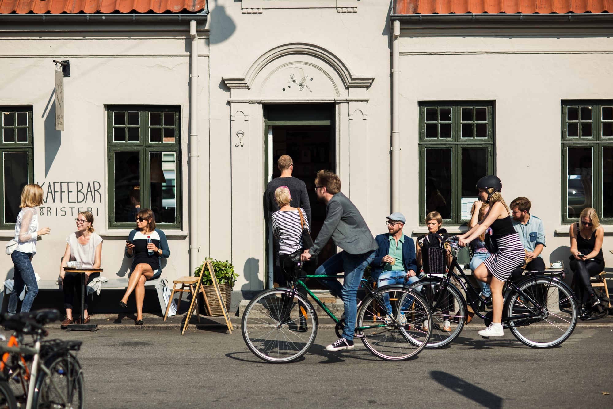 Aarhus har et bredt udbud af natklubber, barer, pubs og caféer, hvor du kan gå i byen og nyde sjove drinks, en kold fadøl, god stemning og musik inden for alverdens genrer. Kom og mærk den fantastiske stemning, som Aarhus natteliv har - året rundt.www.visitaarhus.dk/jylland/natteliv/cafeer-natklubber-i-aarhusEnglishAarhus has an abundance of nightclubs, bars, pubs and cafés, where you can go out and enjoy exciting drinks, a cold beer, nice atmosphere and music from all genres. Come and feel the special spirit of the Aarhus nightlife - all year around.https://www.visitaarhus.com/aarhus/eat-and-drink/nightlife