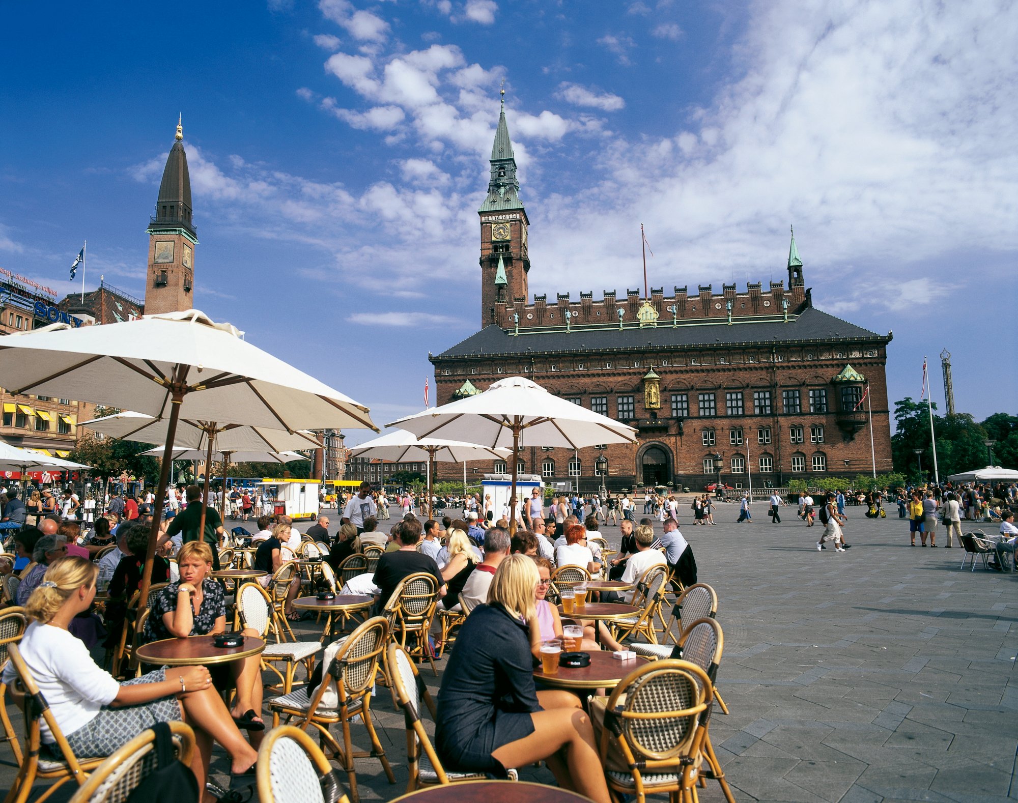 Dänemark, Kopenhagen, Rathaus,
Rathausplatz, Straßencafe, Passanten 
 
außen, Skandinavien, Sommer, Stadt, Hauptstadt, Fußgänger, Touristen, Menschen, Radhus, 1905, Rathausturm, 106 m, Radhuspladsen