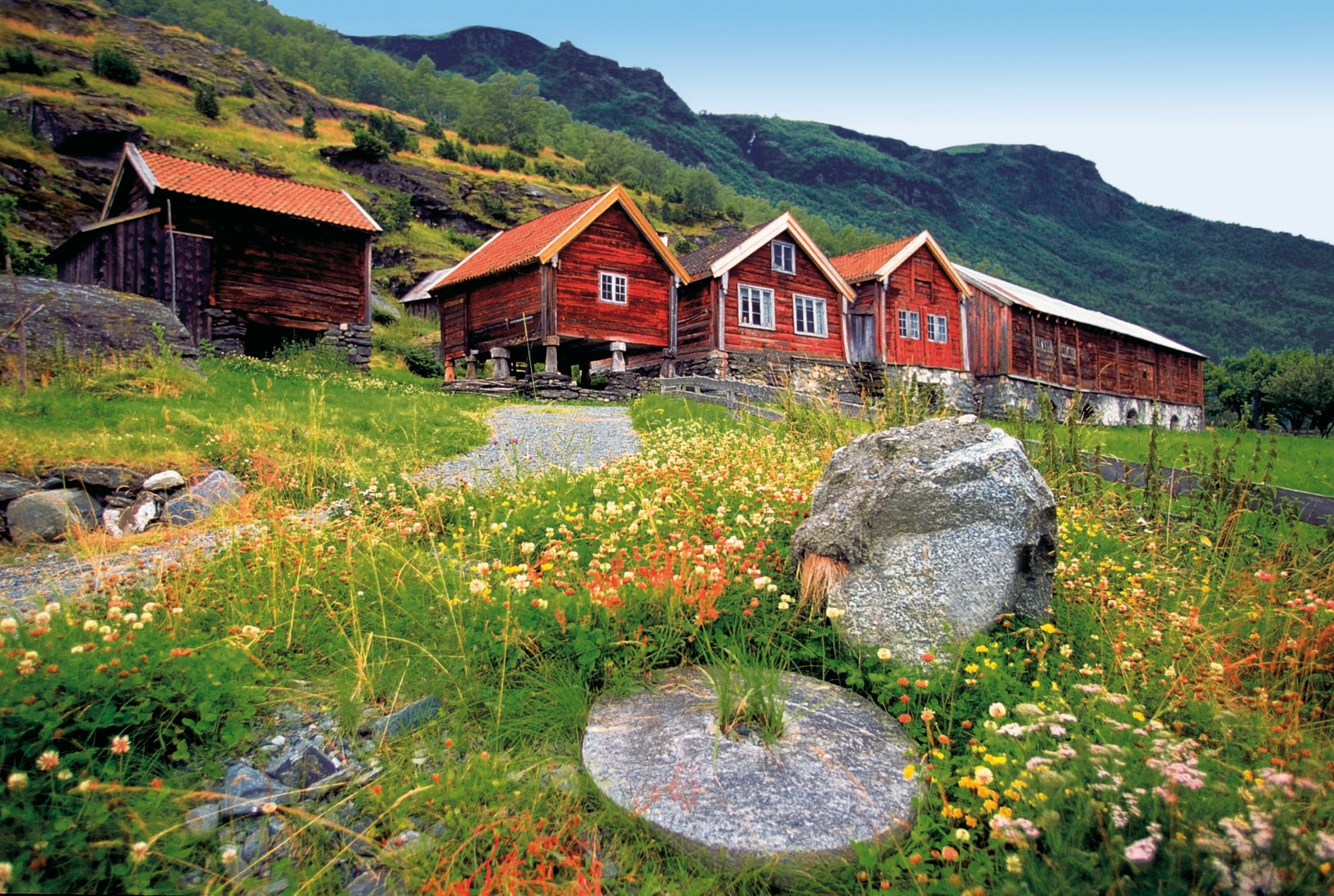 Holzäuser auf einem Berg in Flam