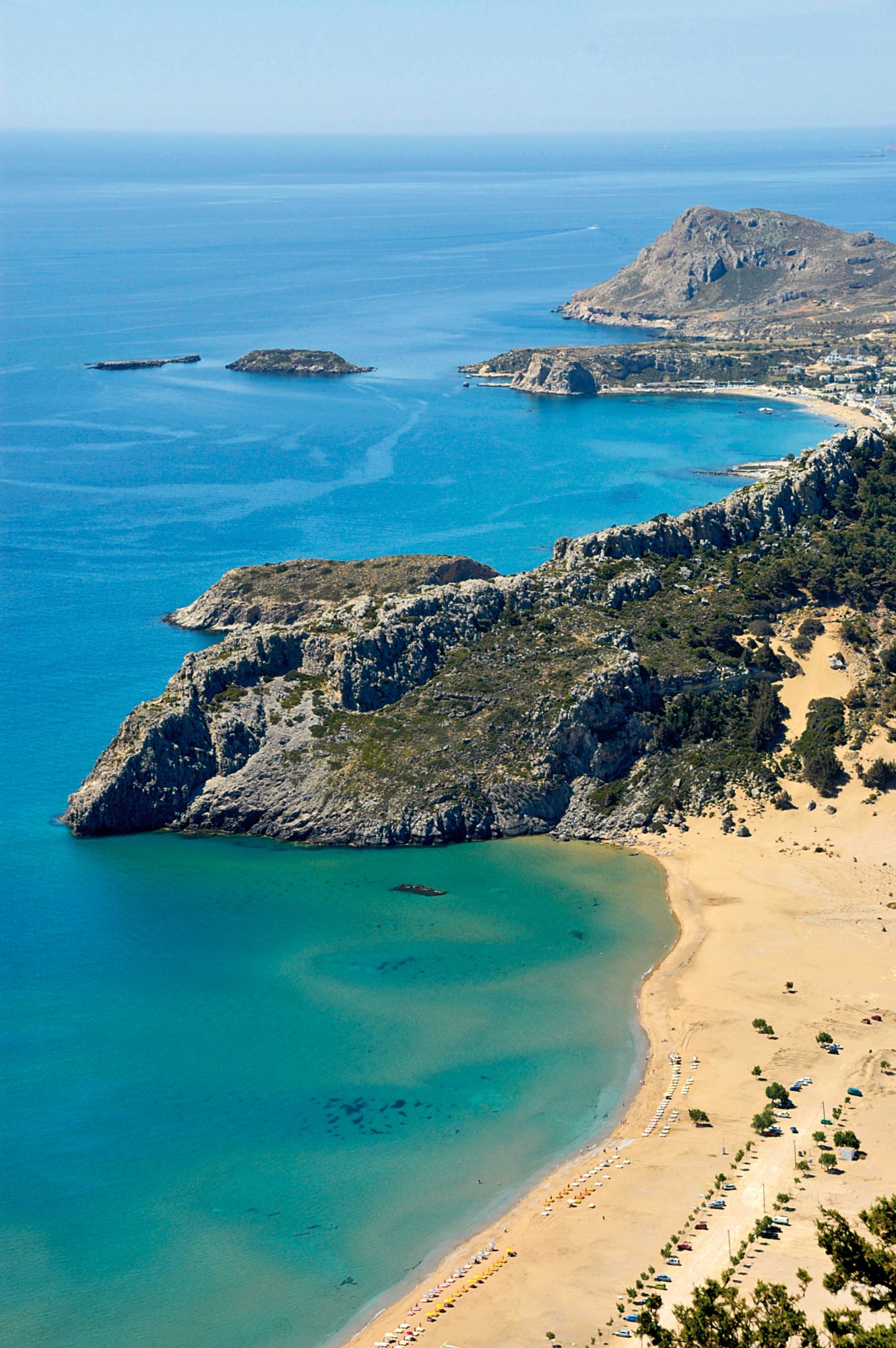 Blick auf Sandstrand und Felsküste Tsambika beach Insel Rhodos G