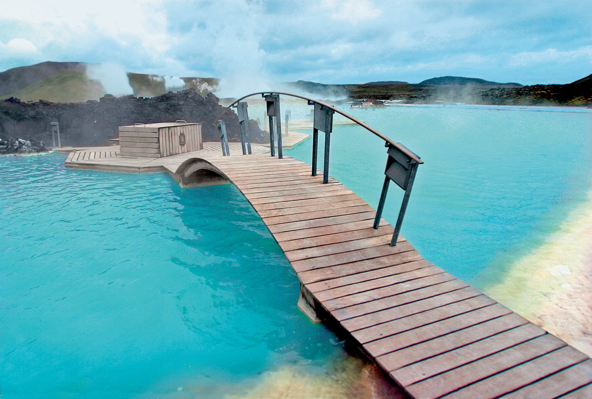 Entspannung in der Blauen Lagune bei Reykjavik zwischen Lavafeldern.