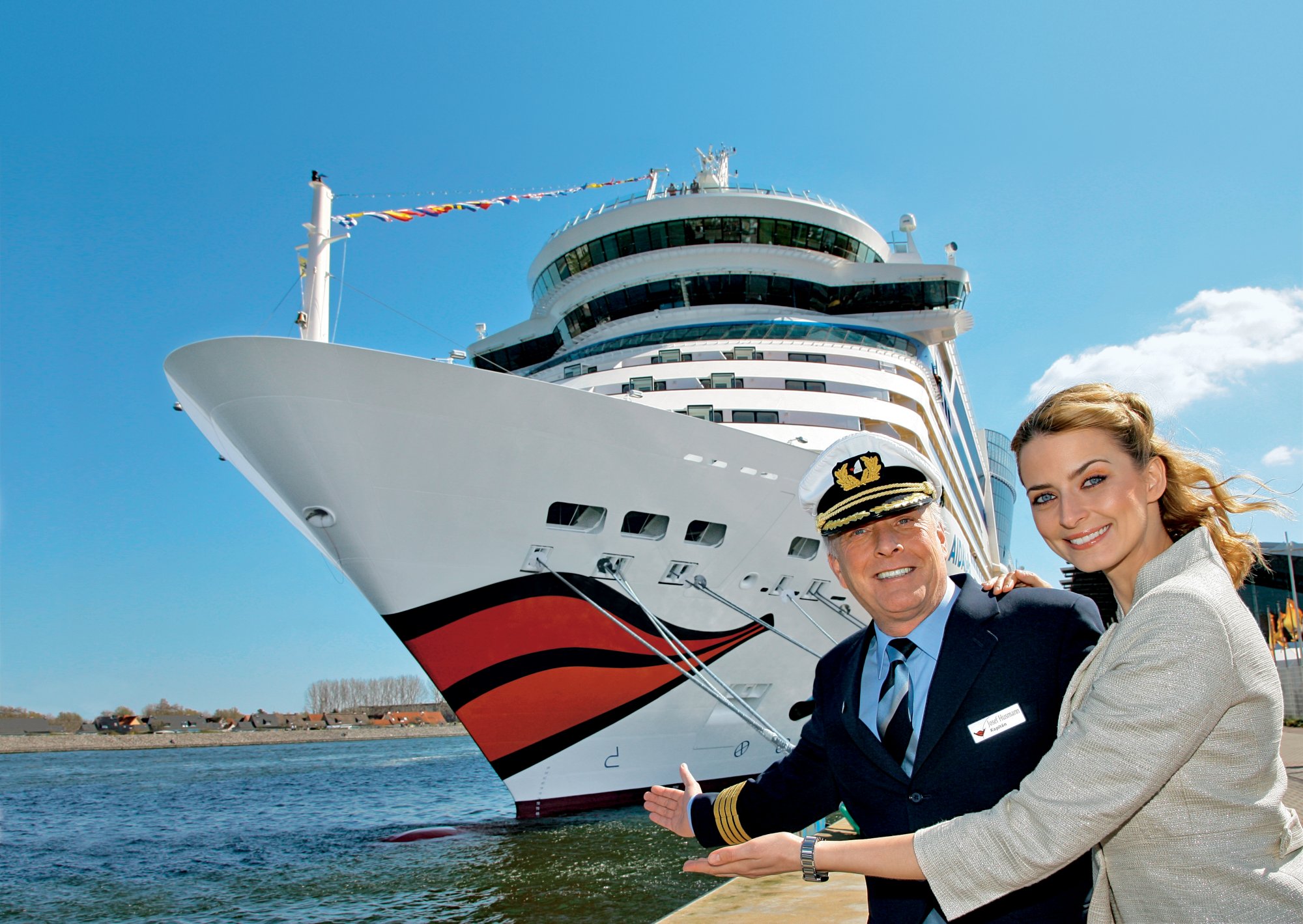 Josef Husmann (l), KapitŠn der AIDAbella, und das Model und Taufpatin Eva Padberg posieren am Mittwoch (23.04.2008) in Rostock vor dem neuen Clubschiff AIDAbella mit seinem typischen Kussmund im Hafen von Rostock-WarnemŸnde. Das Schiff wird am Abend bei einer feierlichen Zeremonie getauft. Foto: Jens Kalaene