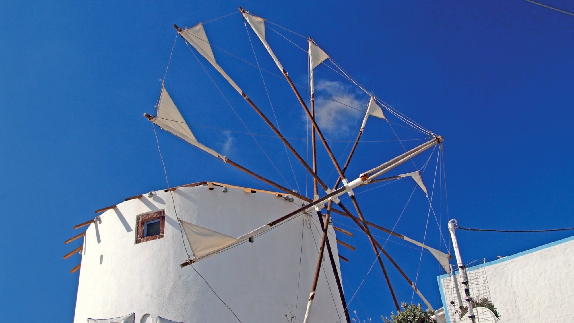 Weiße Windmühle vor strahlend blauem Himmel