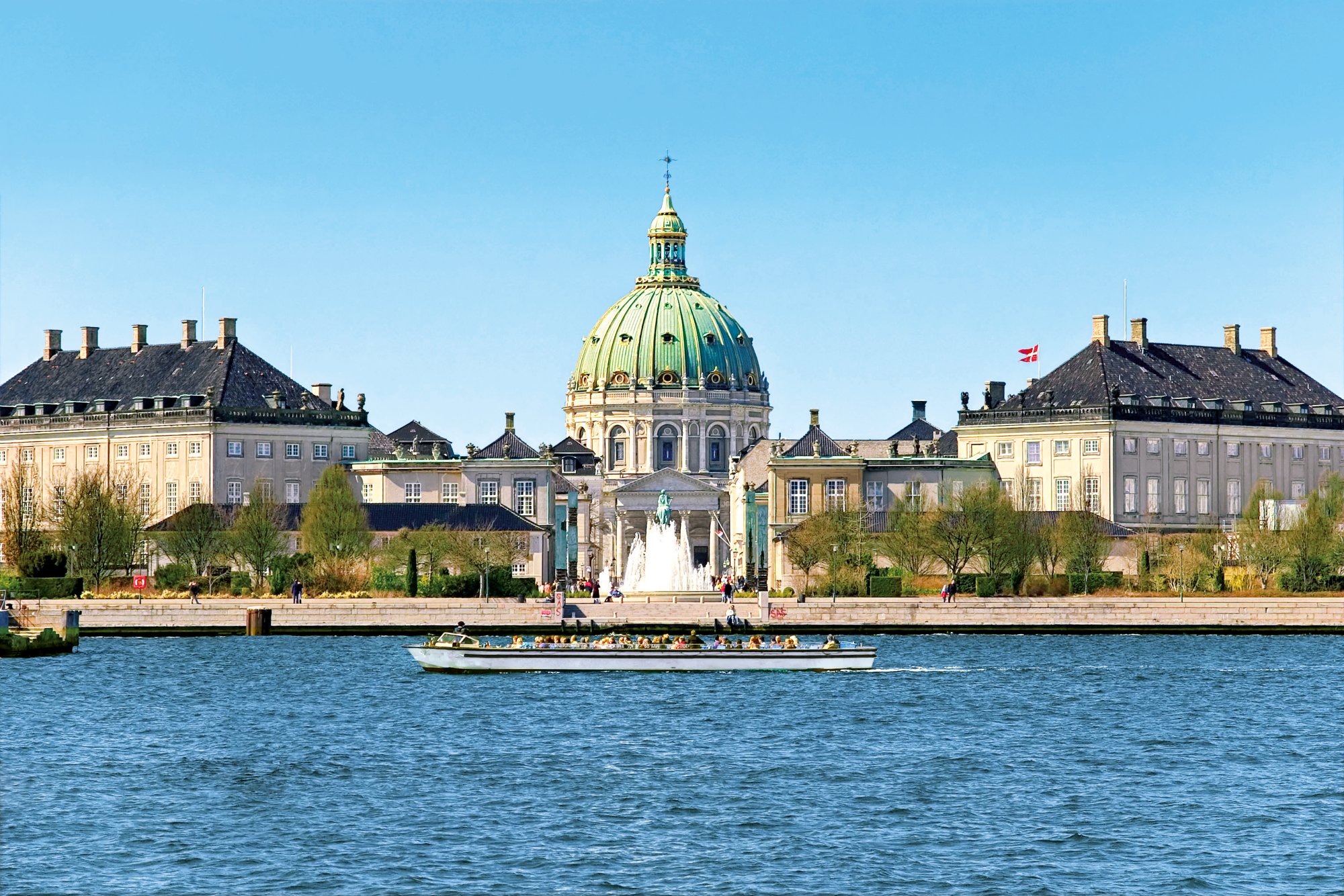 AYPKG6 Amalienborg The Royal Palace and background the King Frederiks Church The Marble Church Copenhagen Denmark. Image shot 2007. Exact date unknown.