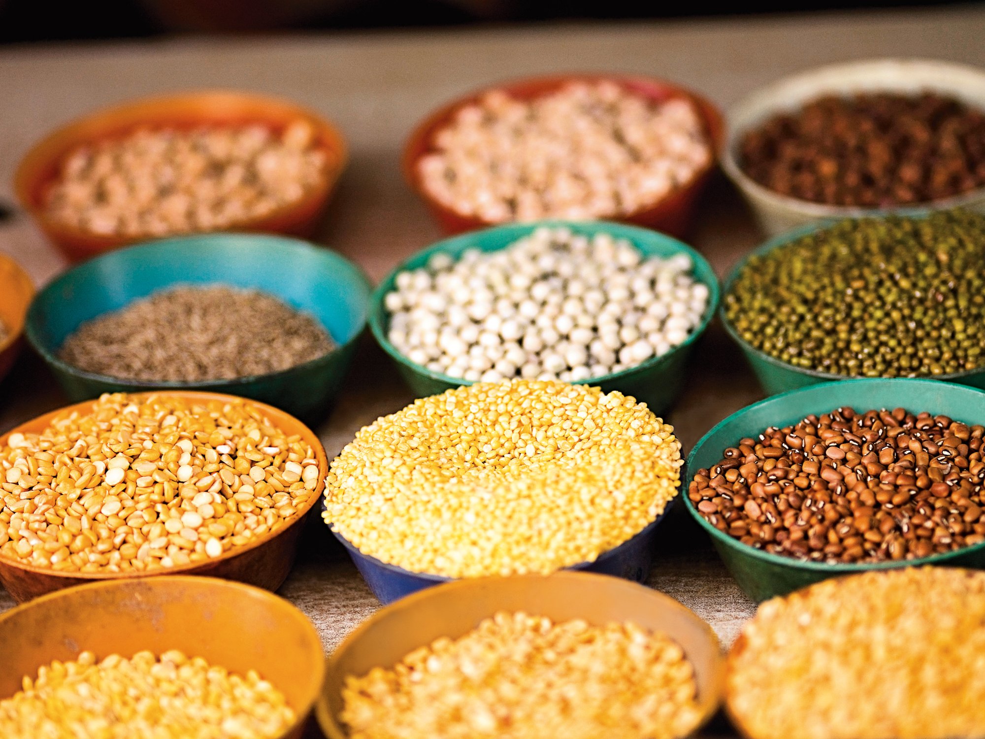 Schüsseln mit Mais und anderen Körnern