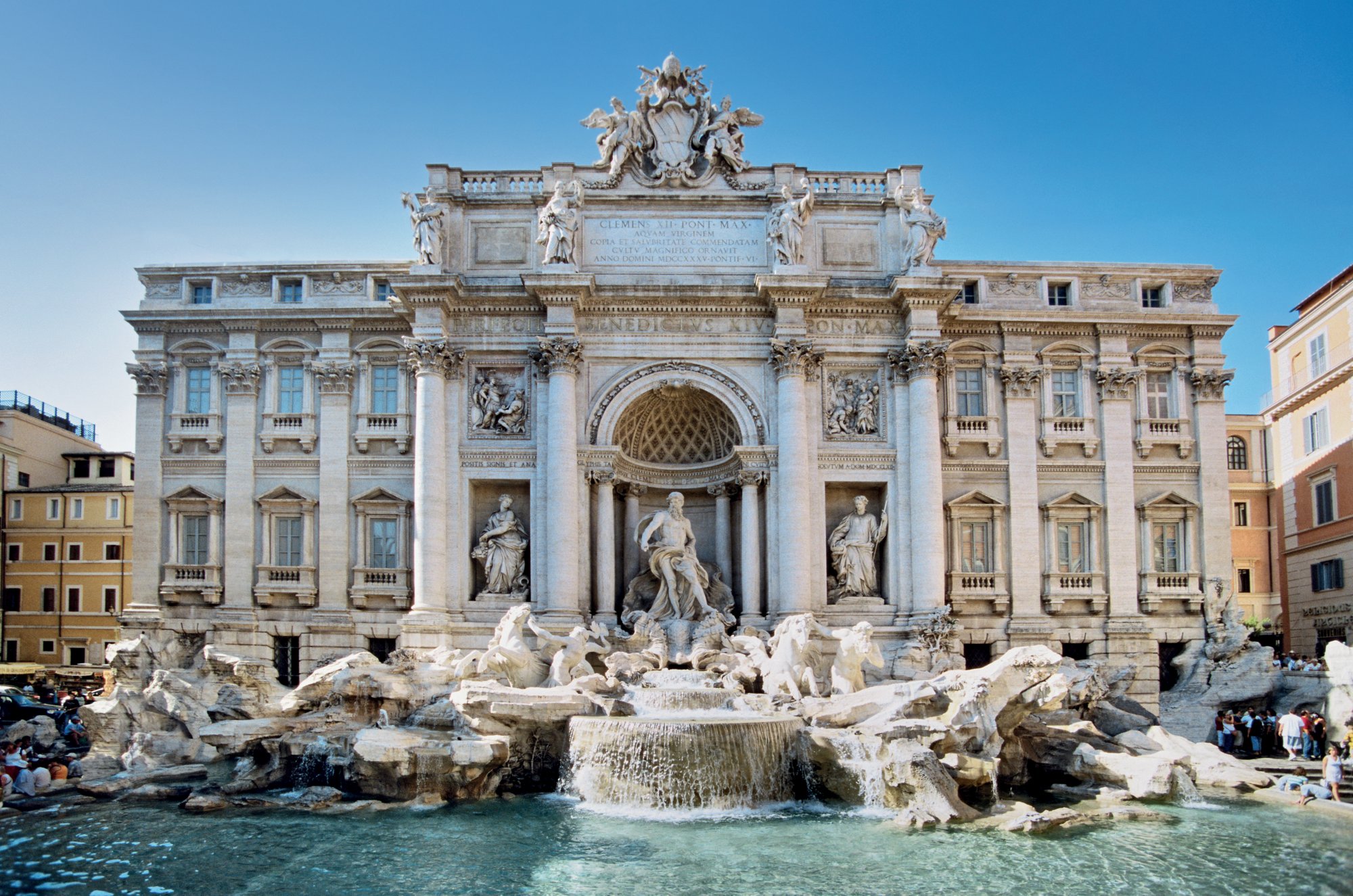 Blick auf den Trevi-Brunnen in Rom