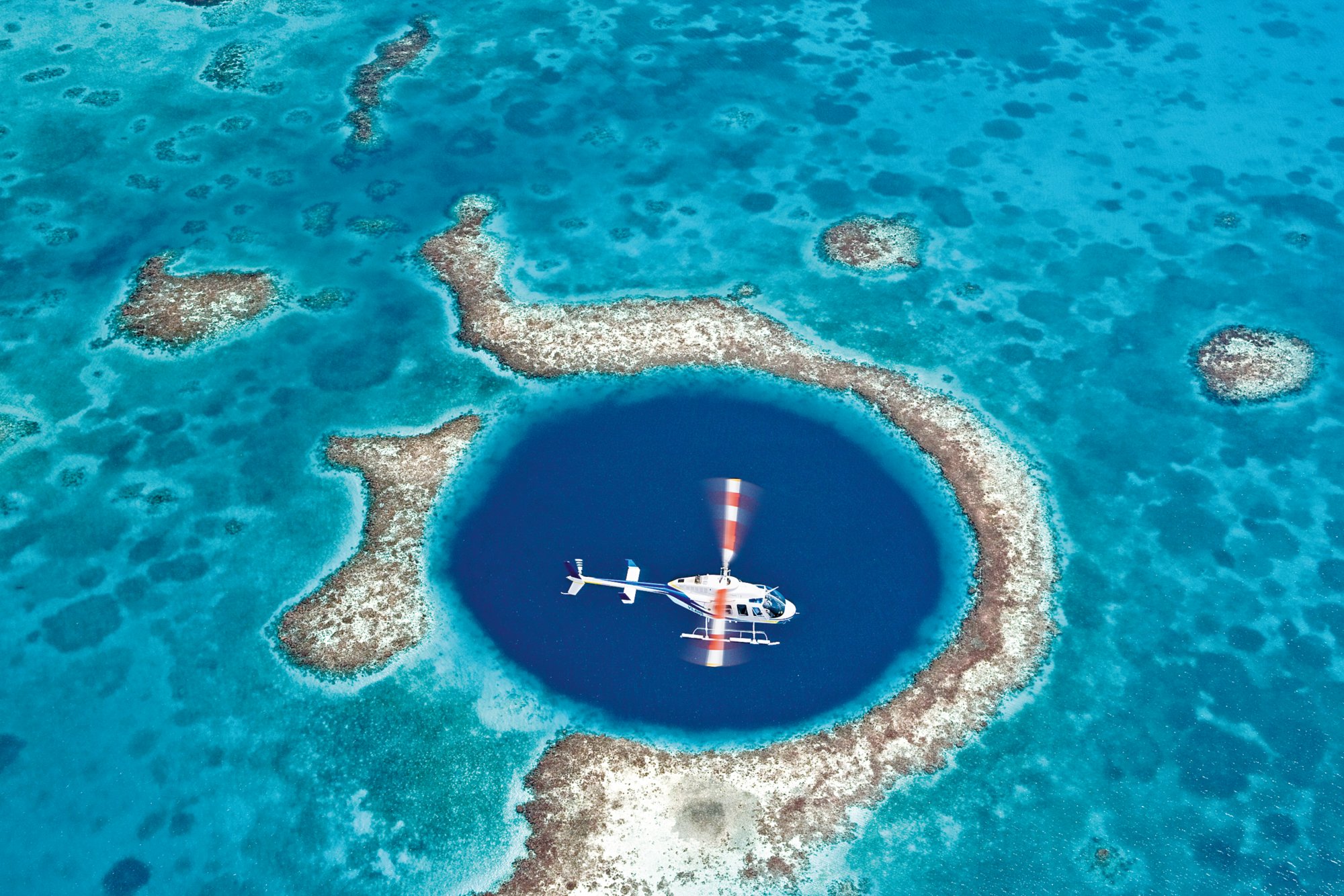 Helikopter über dem Blue Hole Belize