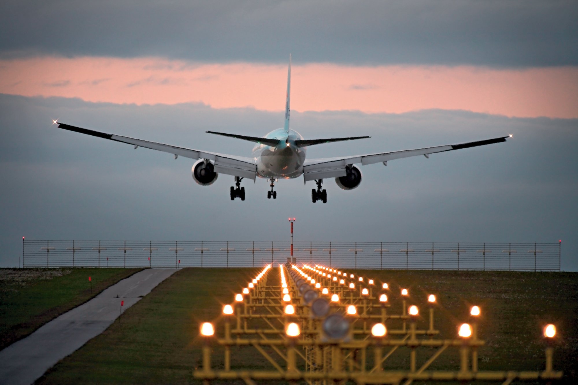 Flugzeug beim Start von der Landebahn