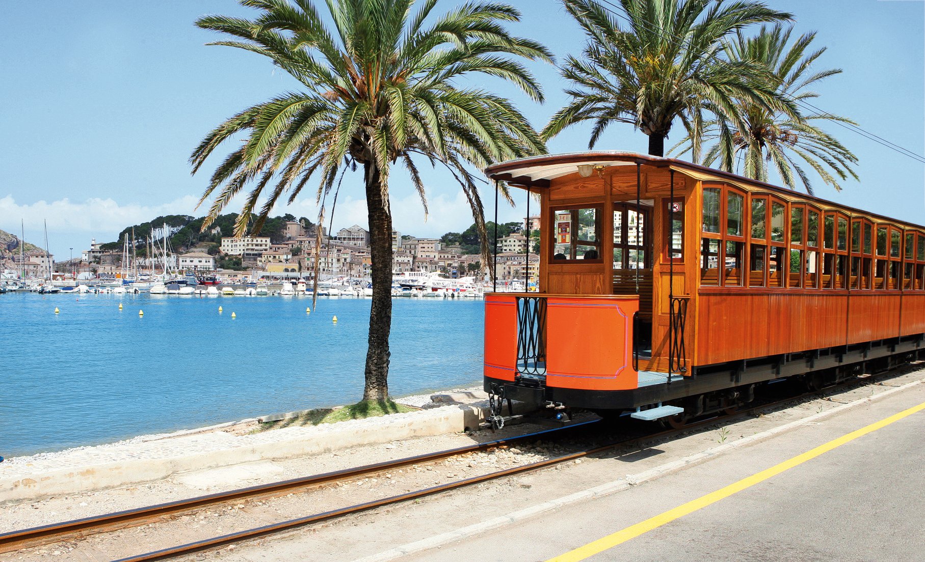 Der „rote Blitz von Mallorca“ bringt Sie in einem authentischen Eisenbahnwaggon von Palma nach Soller.​