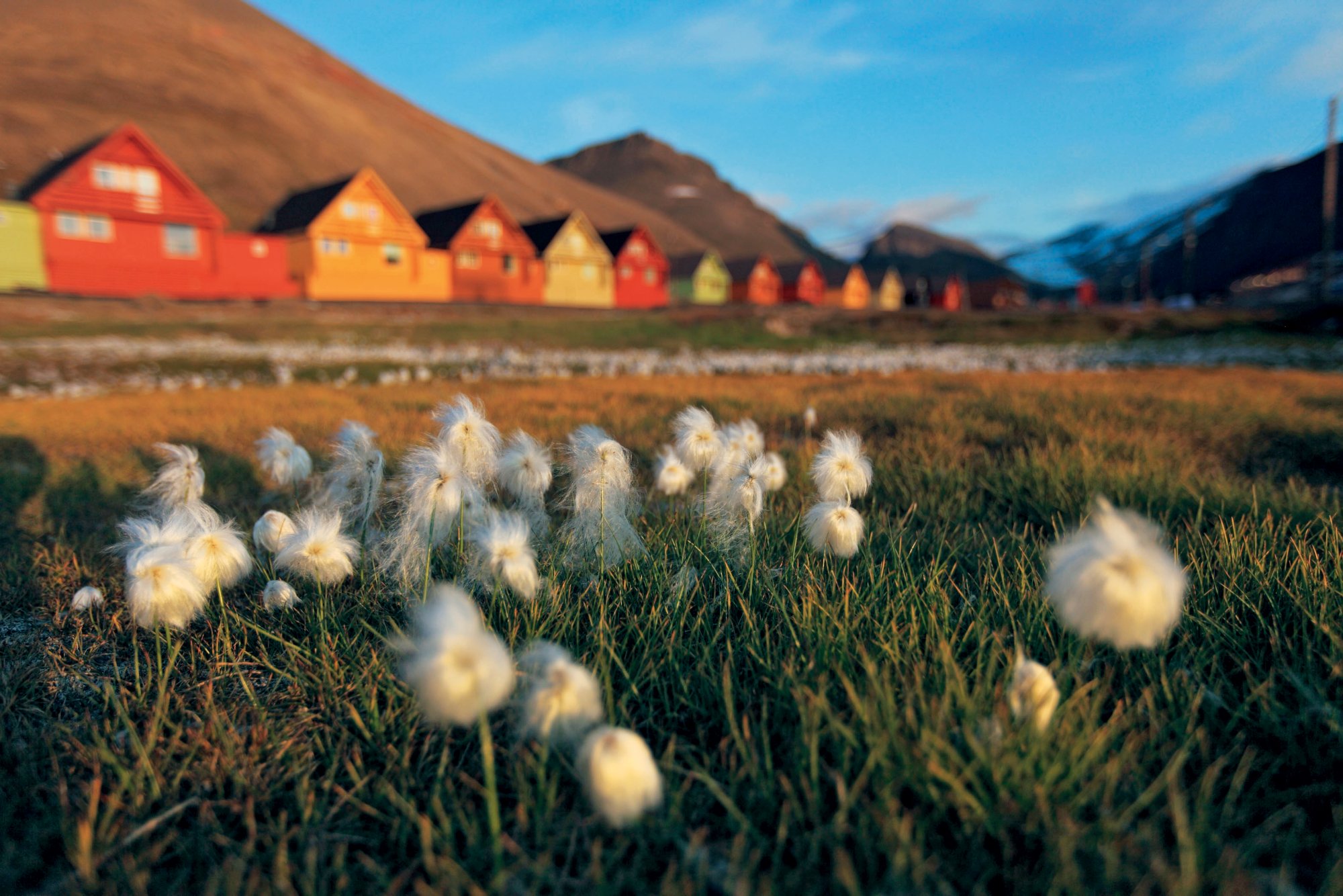 BE44F5 View of Longyearbyen the most northerly permanent settlement of earth during the midnight sun