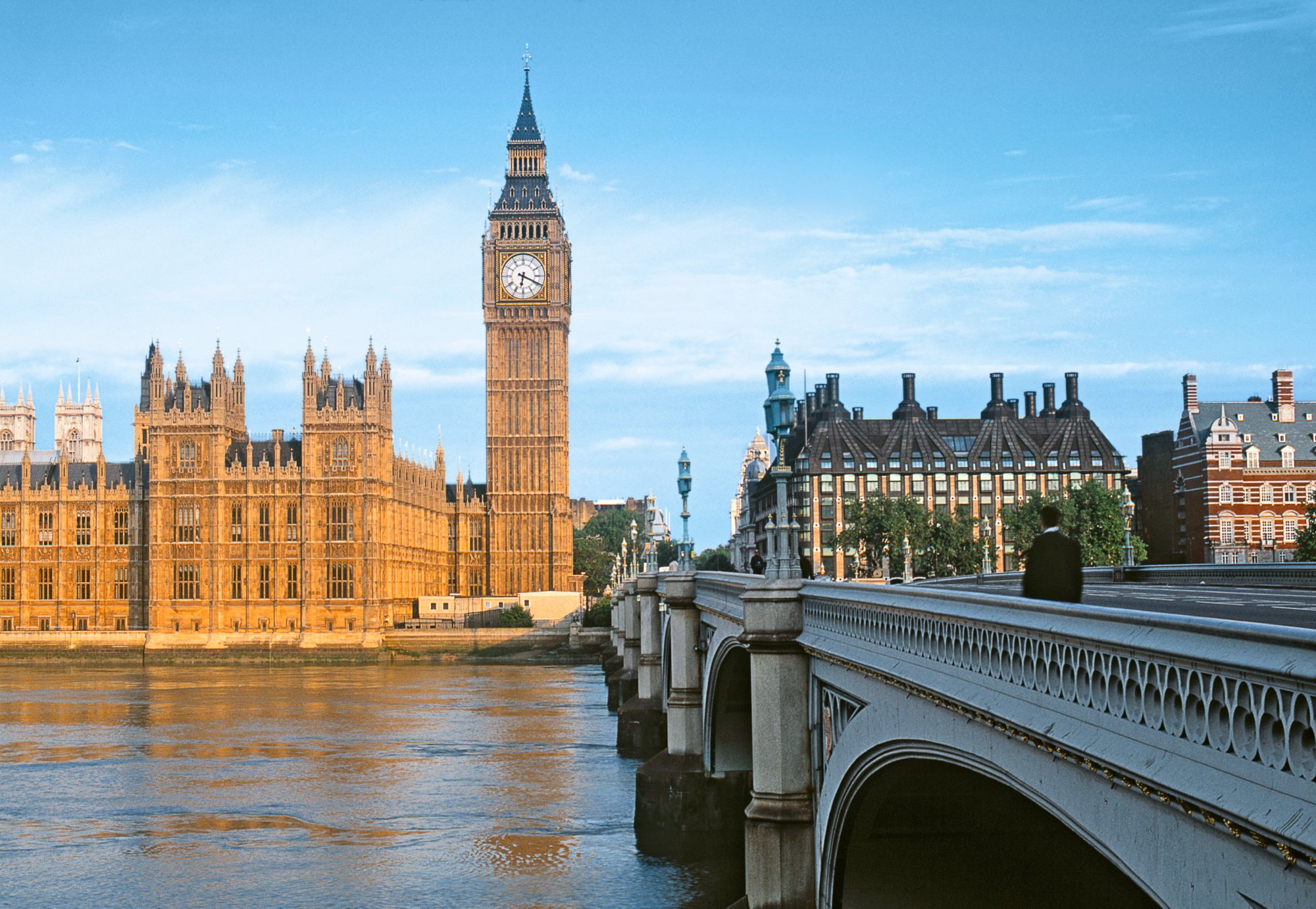 Big Ben und das Parlament in London mit Blick über die Themse und die Westminster Bridge bei sonnigem Wetter.