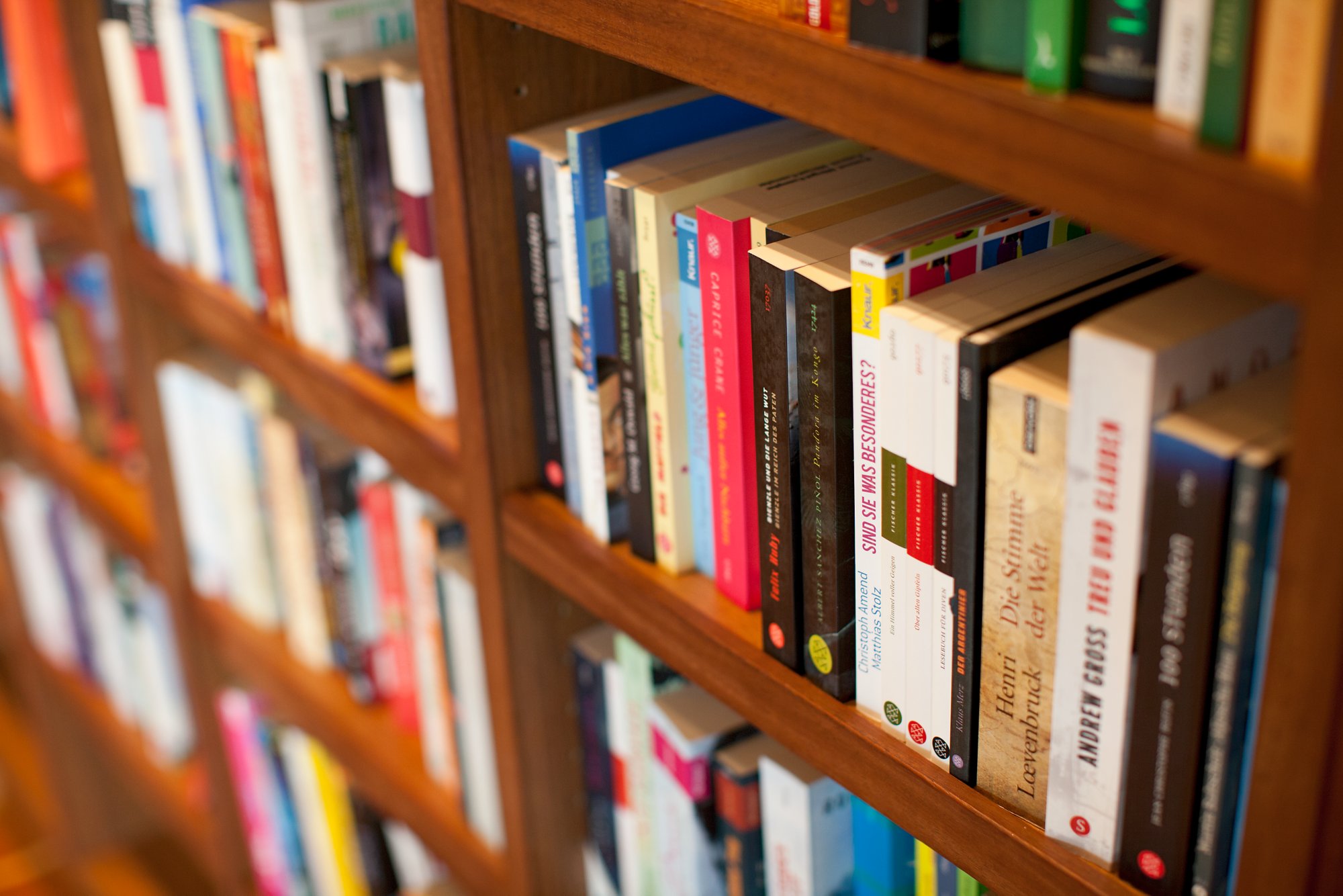 Ein Regal mit Büchern