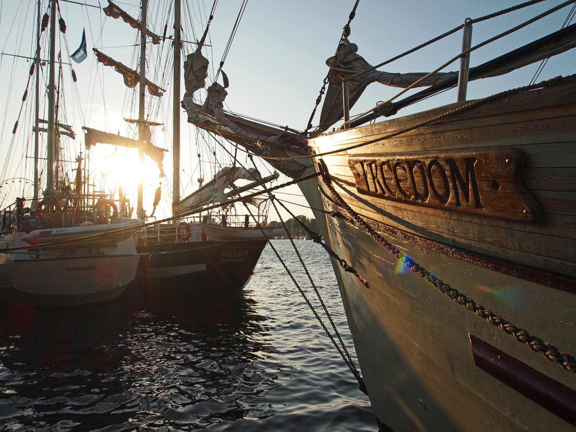 Bug eines alten Segelschiffes in der Abendsonne 