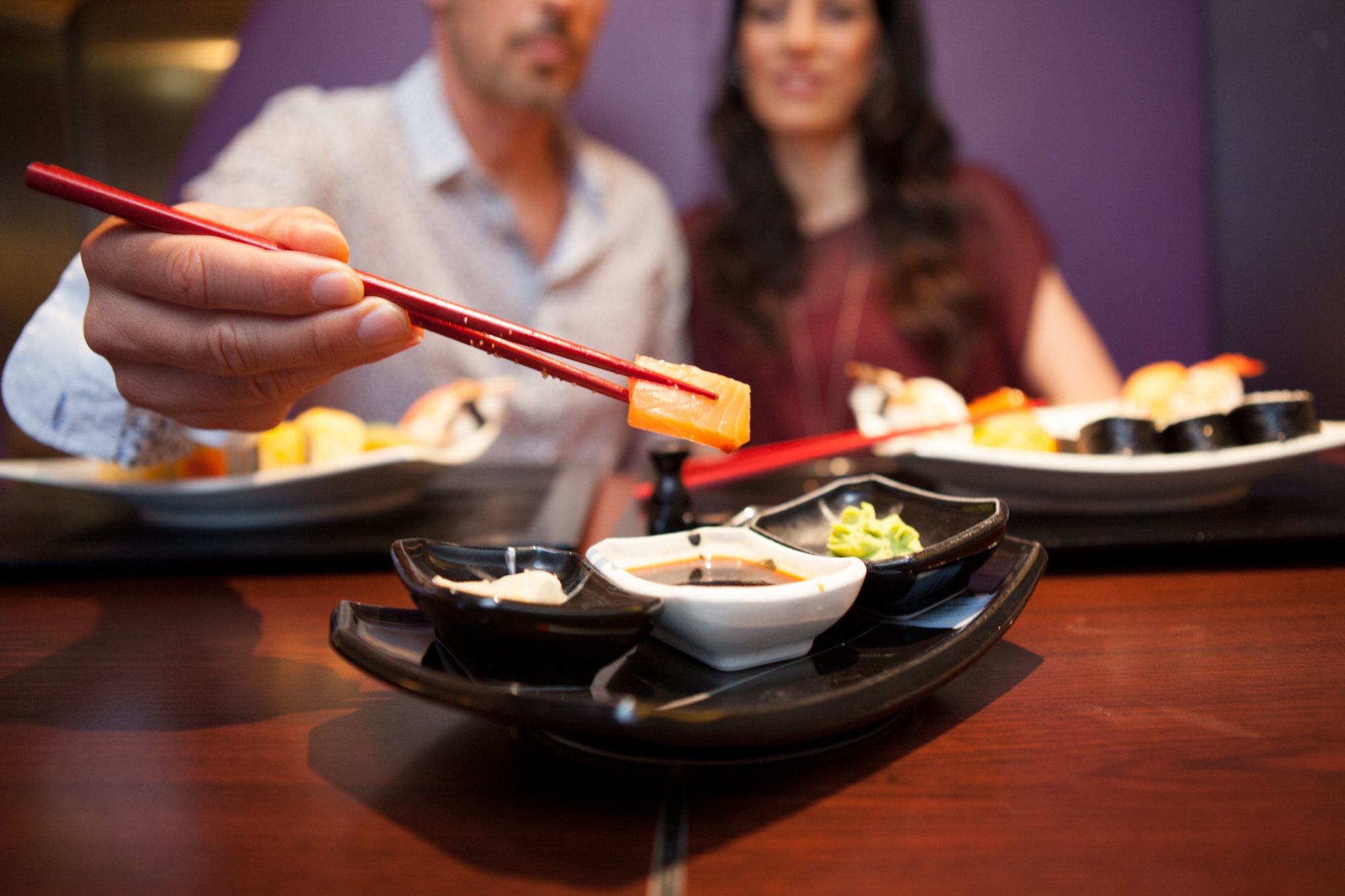Ein Paar isst asiatisches Essen