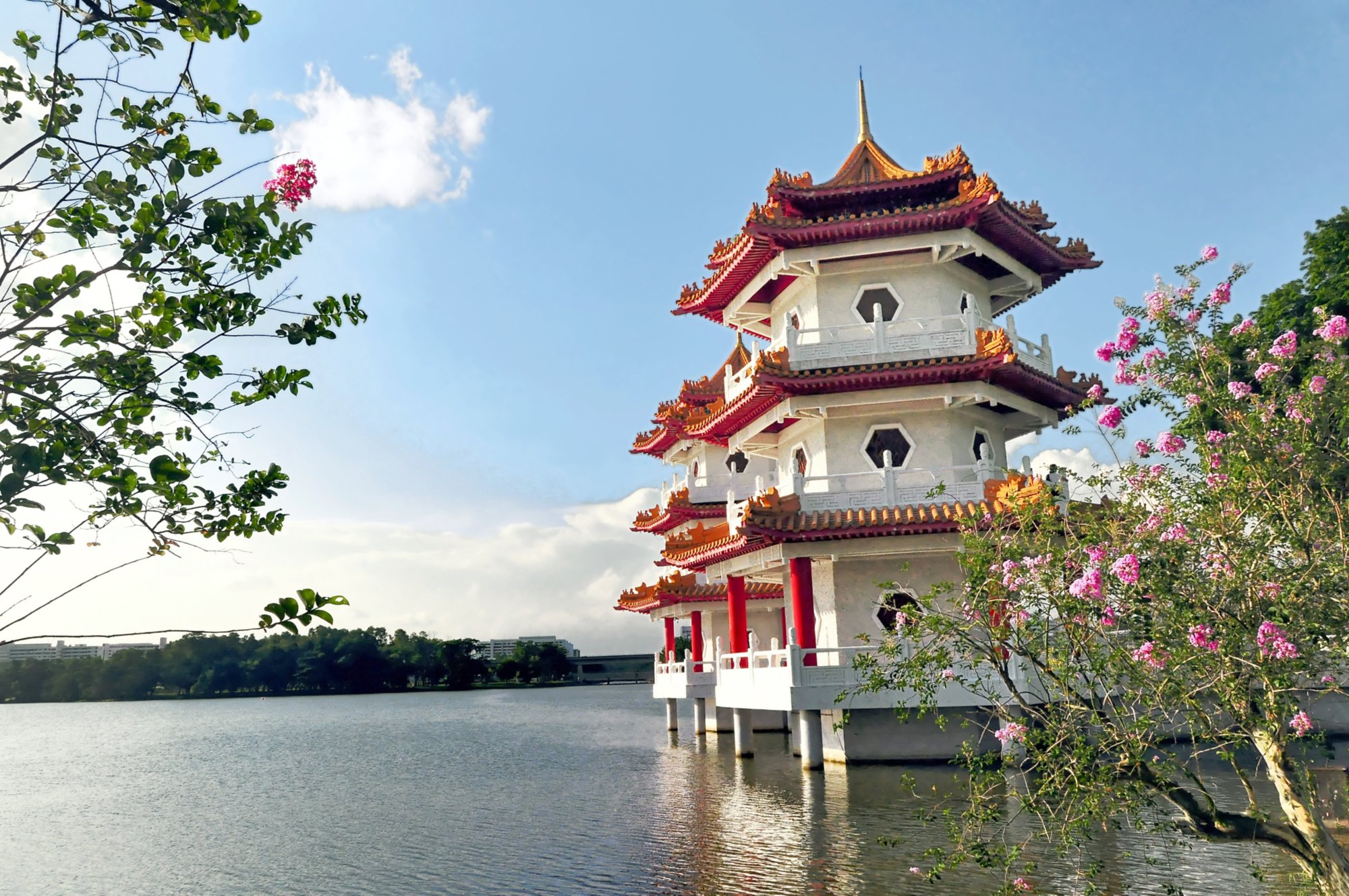 Pagode am See im Chinesischen Garten in Singapur