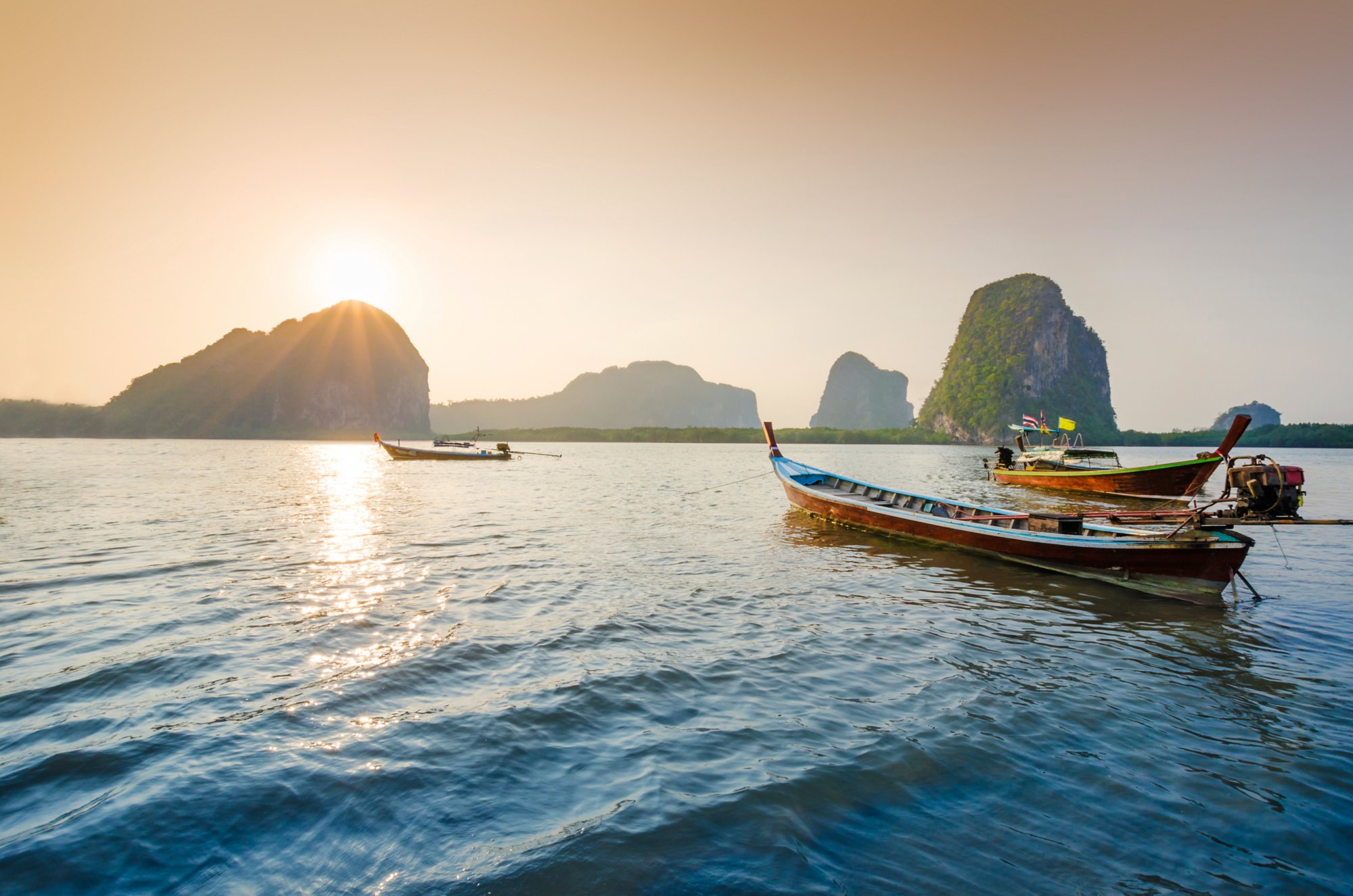 Thailand Bucht bei Sonnenuntergang - Kreuzfahrten mit AIDA