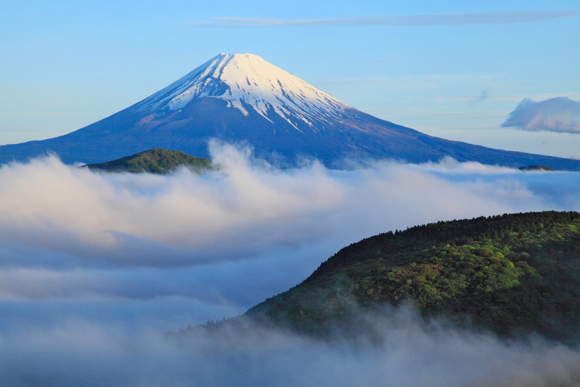 16 May 2012 --- Sea of ??clouds and morning glow at Mount Fuji --- Image by © SHOSEI/Corbis