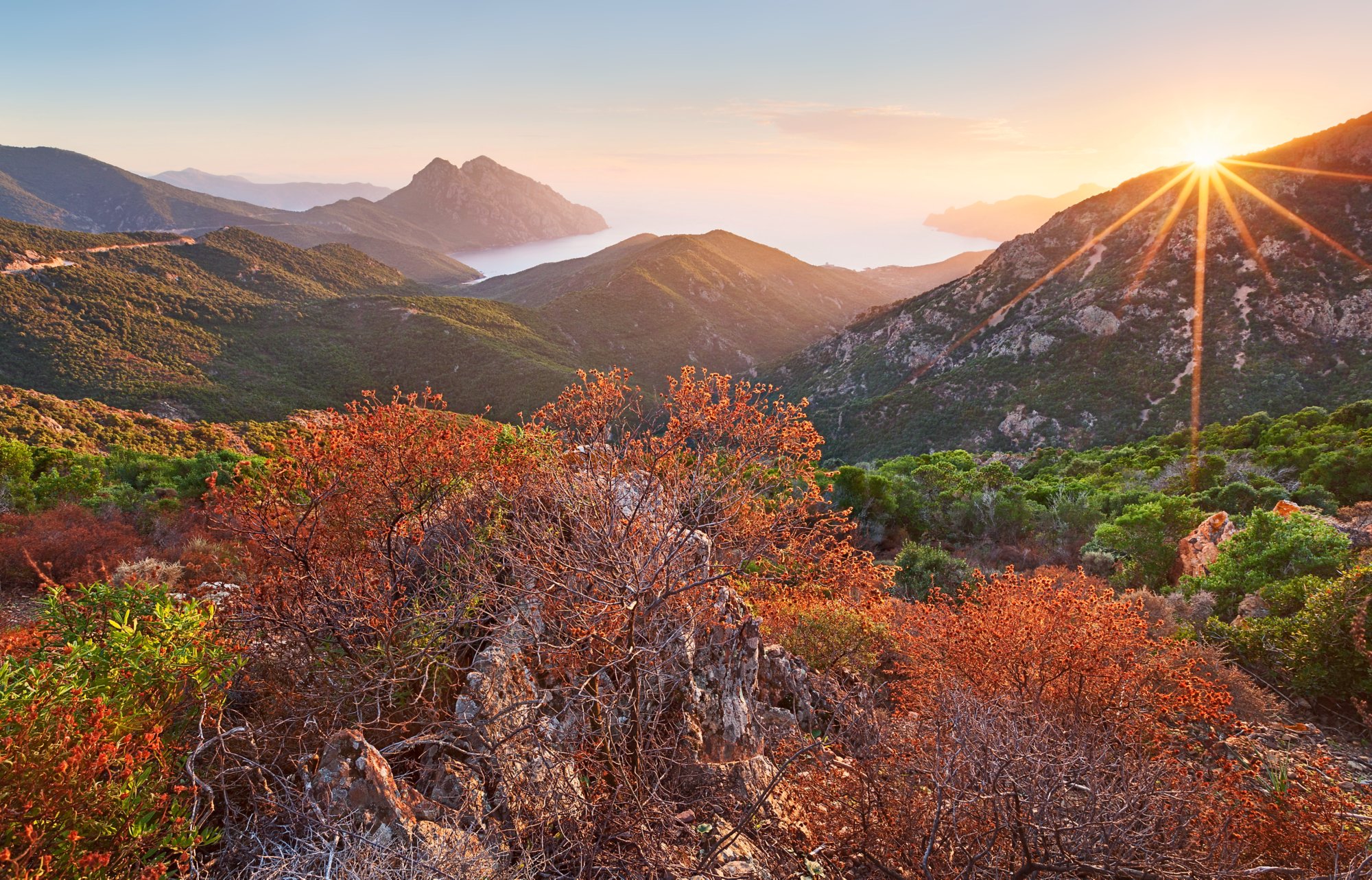 Berge im Mittelmeer bei Herbst