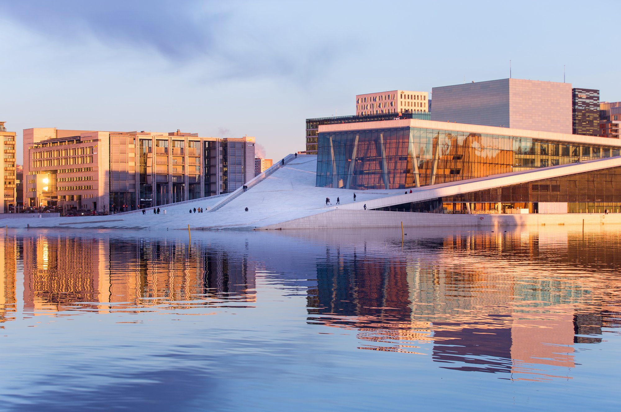 Futuristisch – das neue Opernhaus am Osloer Hafen ist Kulturstätte und beliebtes Fotomotiv.