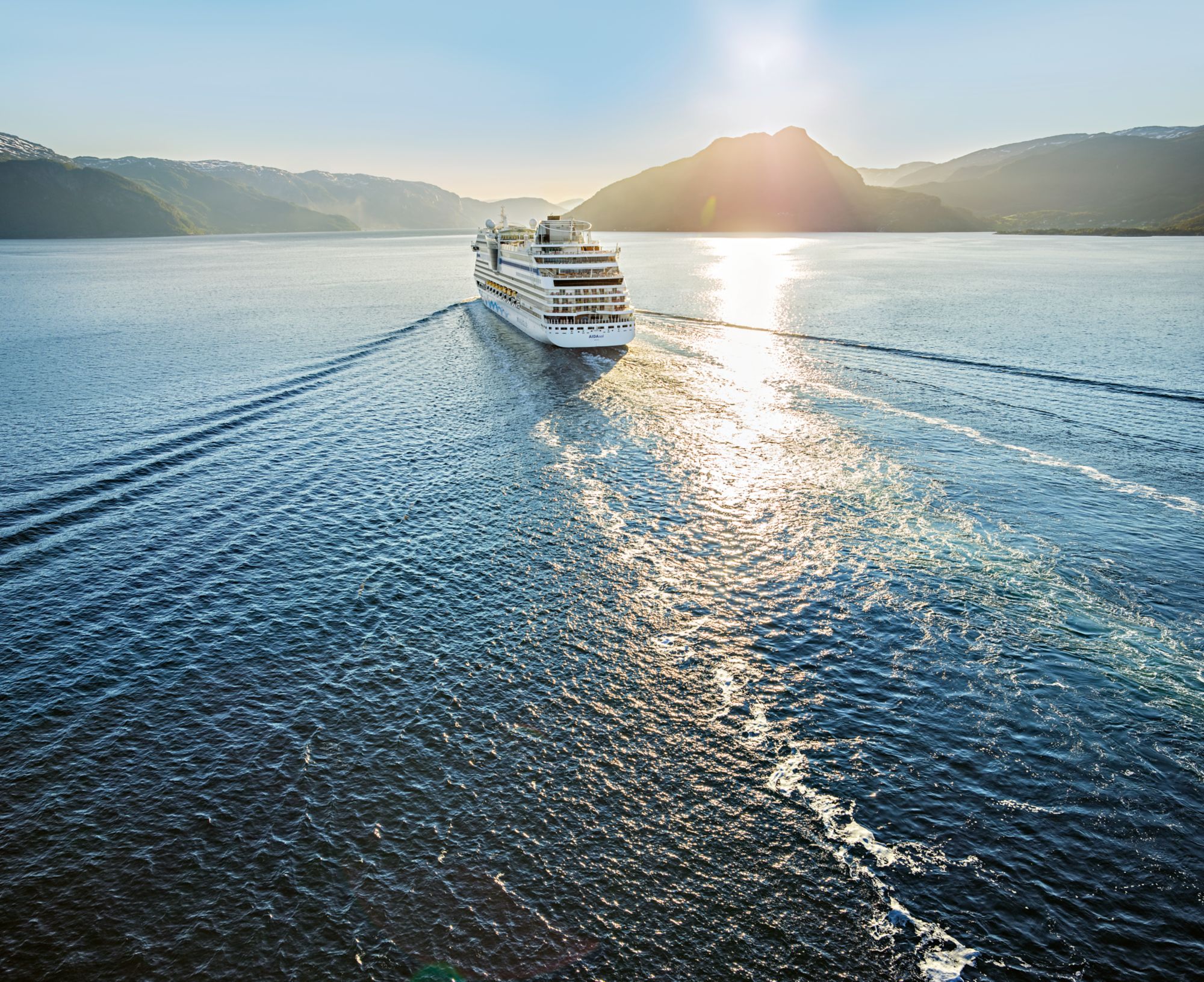 AIDA fährt durch ein Fjord der Sonne entgegen