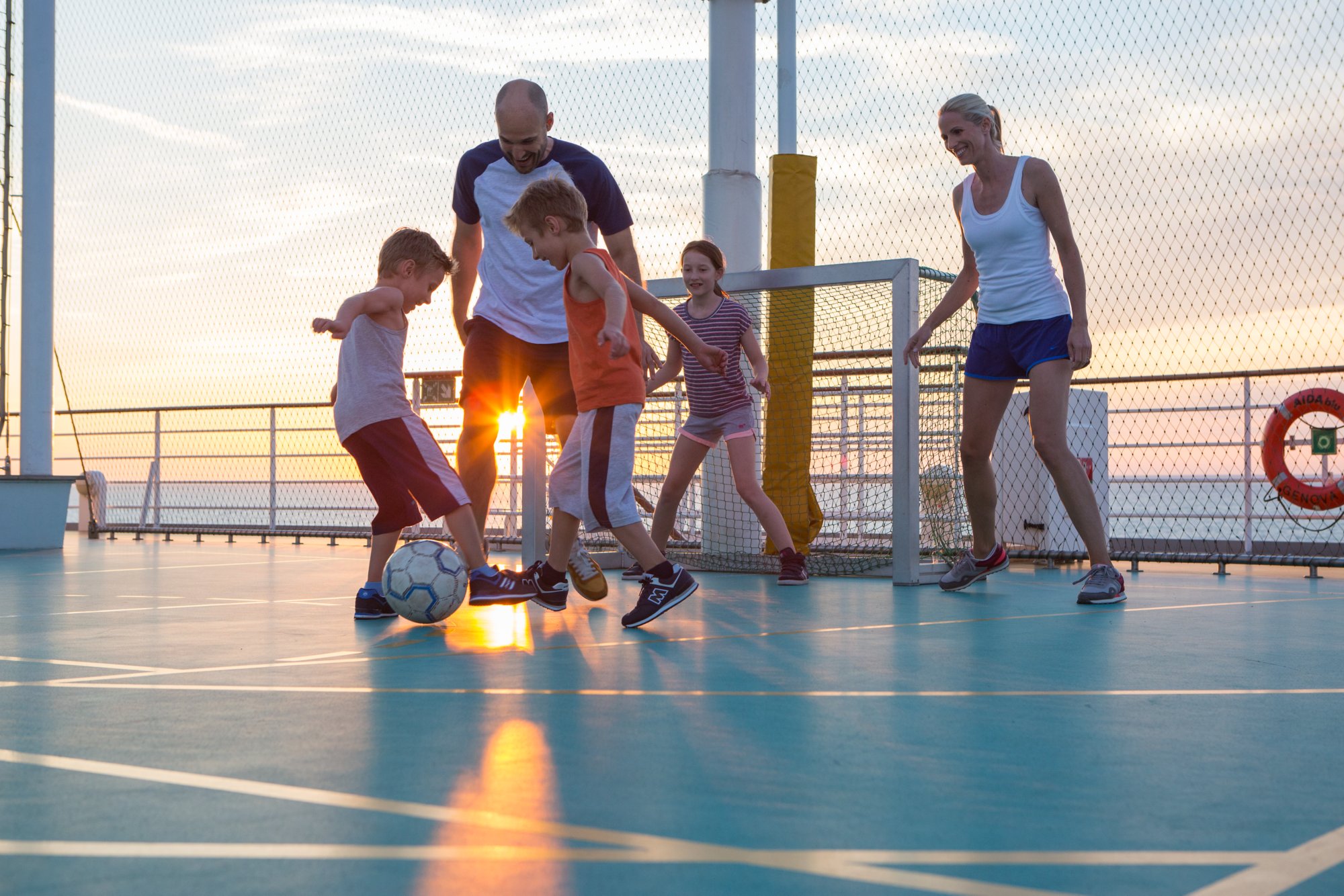 Fussballspiel auf dem AIDA Sportsdeck