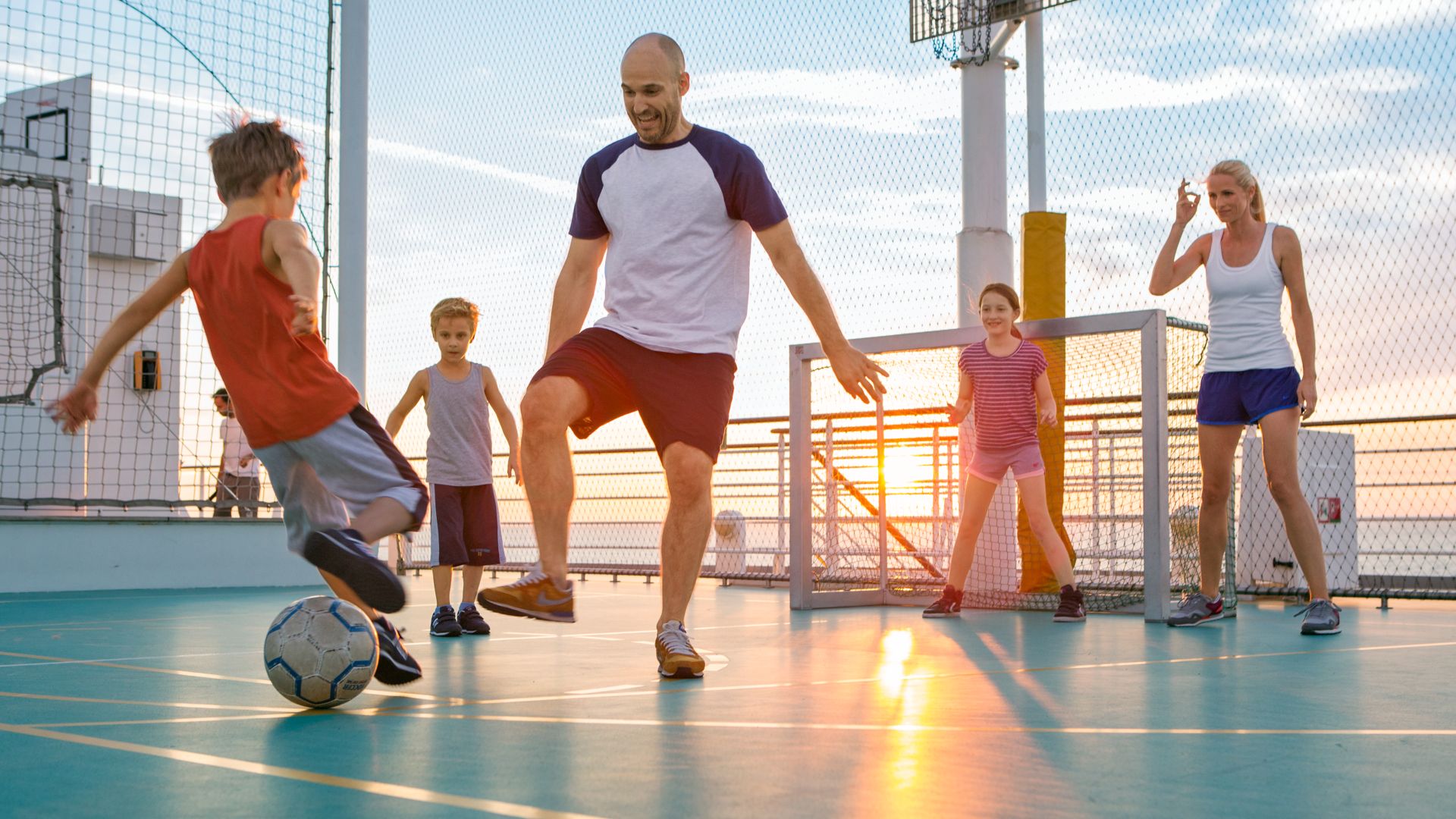 Familie spielt Fussball auf AIDA