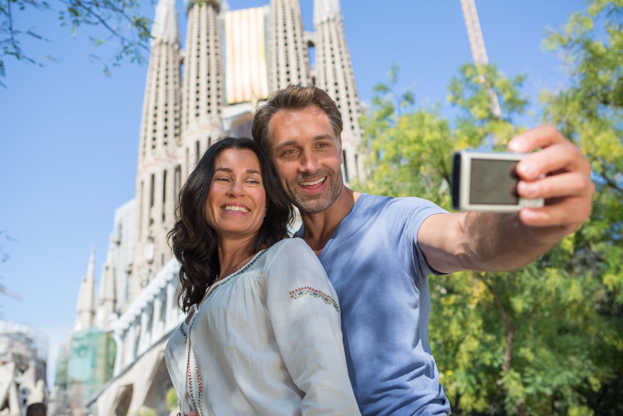 Pärchen macht Selfie vor Kathedrale in Barcelona