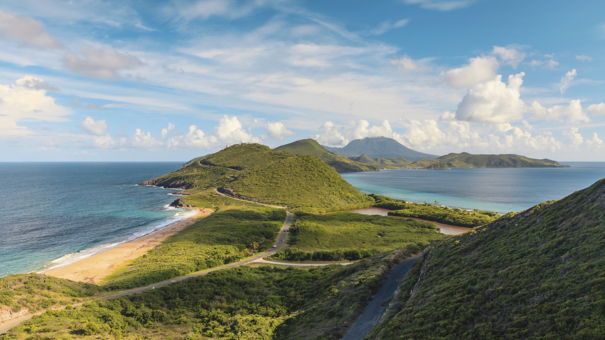 Blick auf Küste und Meer