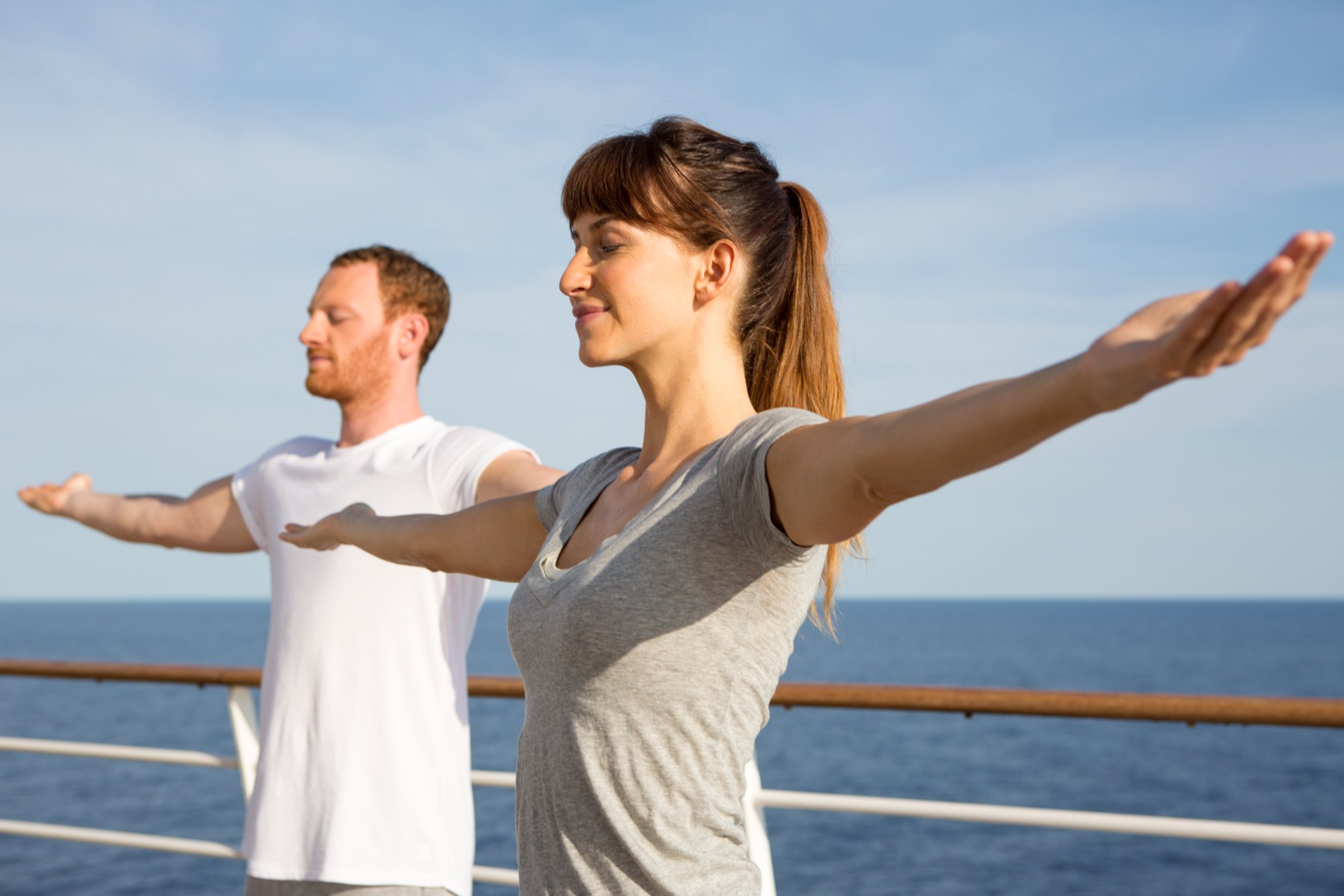 Mann und Frau im geöffneten Armen in einer Yogapose