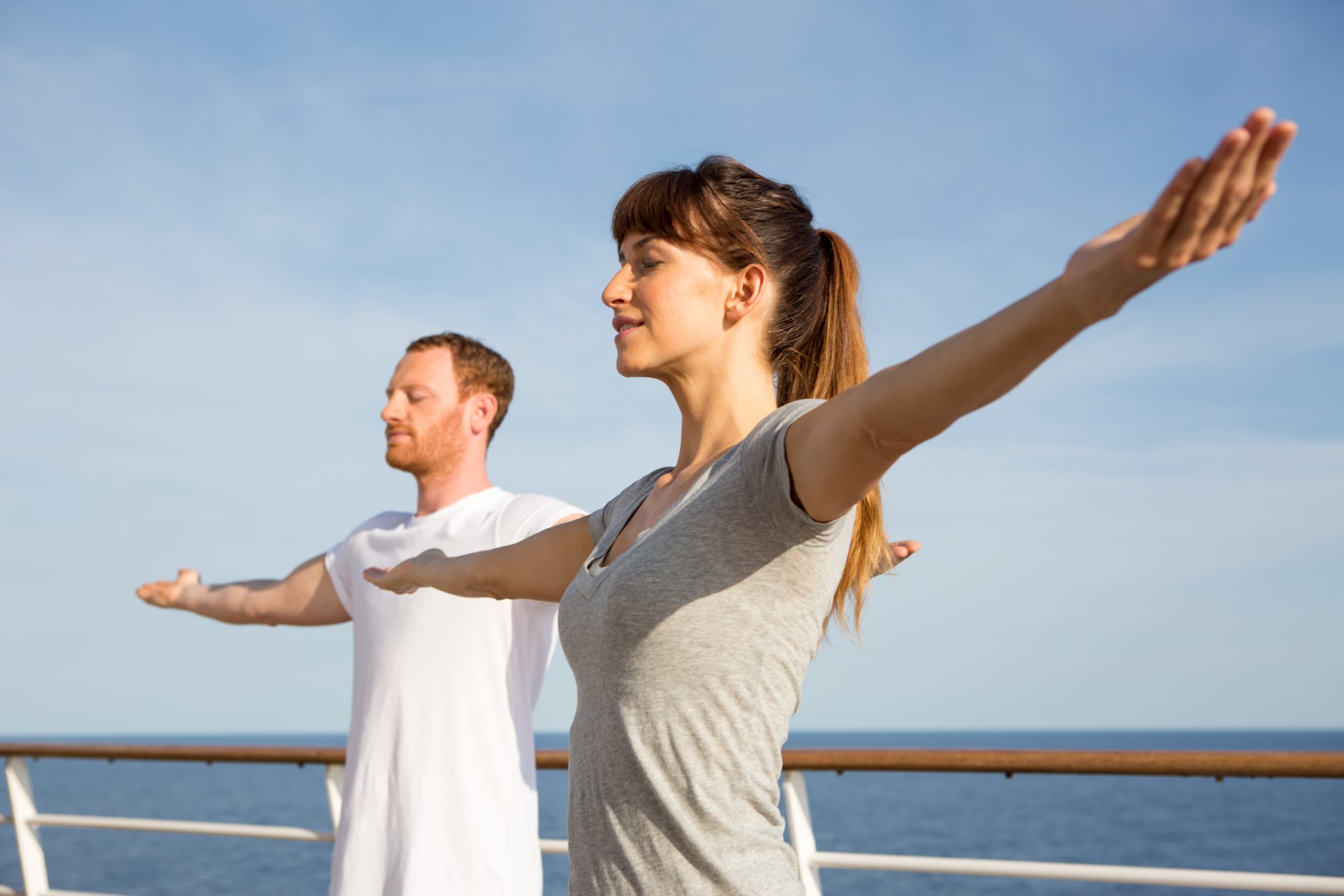Mann bei Yogaübung an Bord