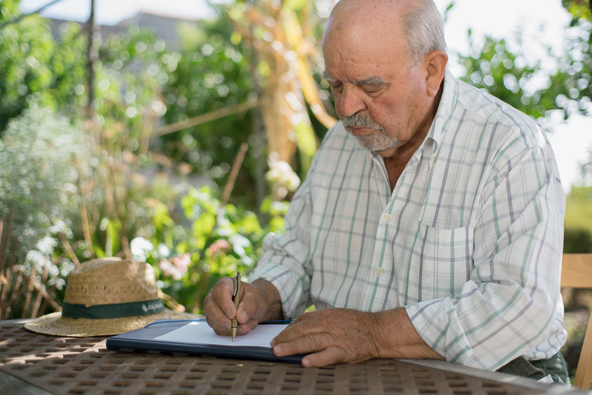 Ein mann schreibt etwas