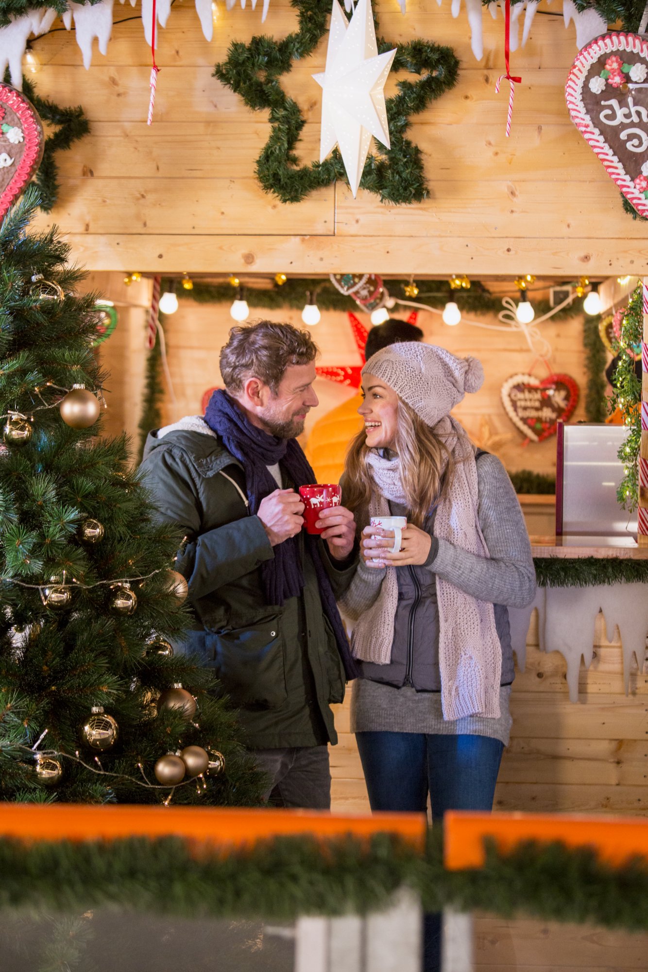 Paar mit Glühwein an Eisbahn
